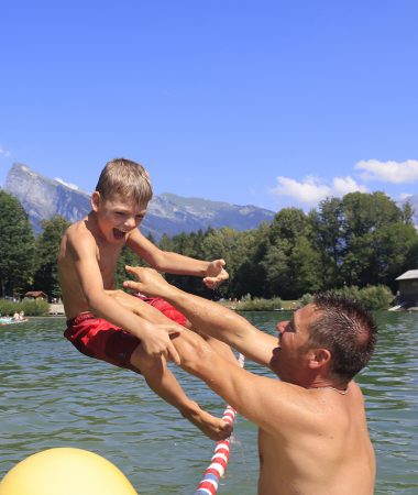 Vacances d’été à la montagne : entre lac et piscine