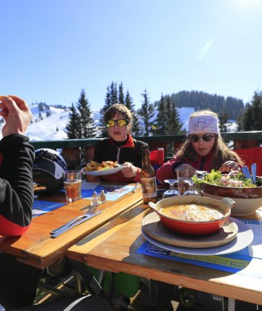 Les restaurants de Morillon 1100 Les Esserts en hiver