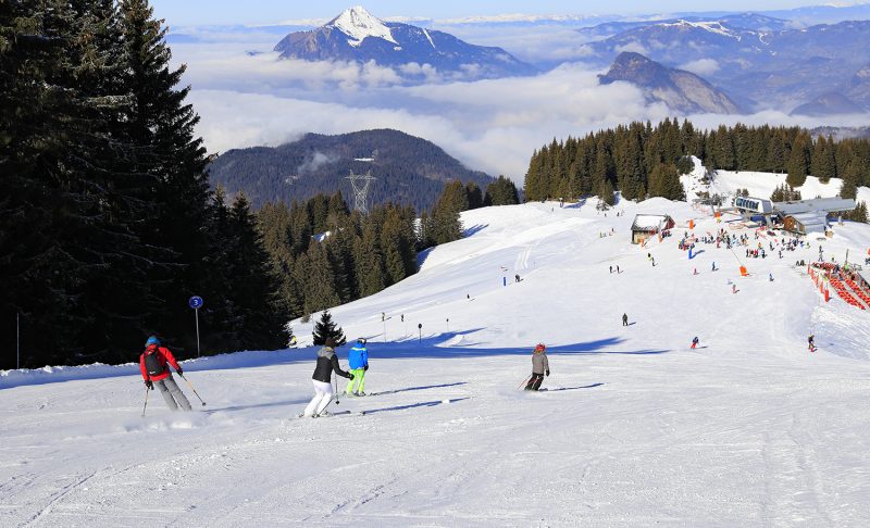 Skieurs avec vue sur les montagnes