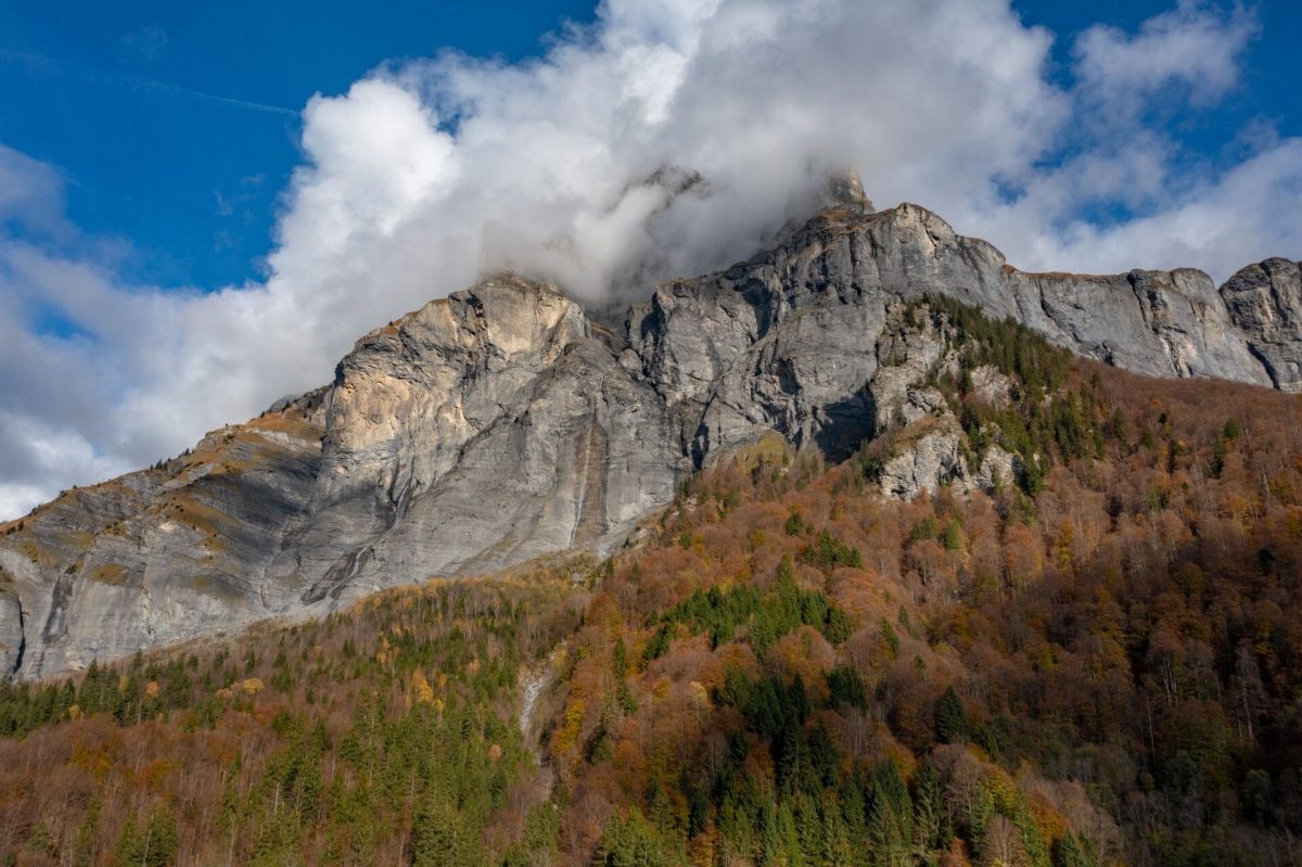 Falaises du Cirque du Fer-à-Cheval sous le ciel bleu en automne