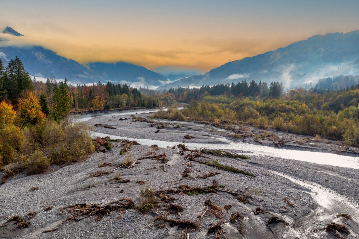 Torrent du Giffre traversant un paysage de montagne aux couleurs d’automne