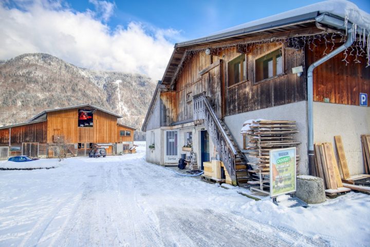 Ferme sous la neige