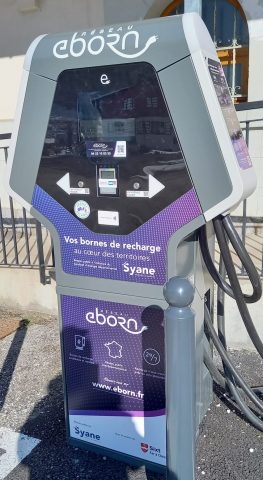 Borne de recharge de véhicule électrique