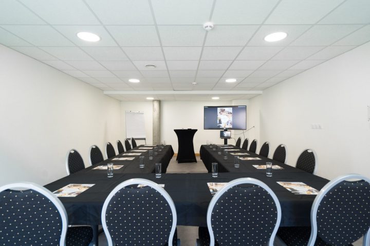 Le Bérouze – Salle Cabris – 15 personnes en U