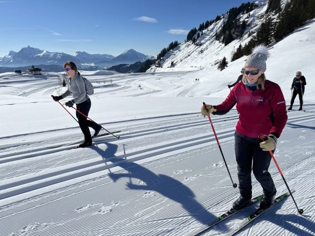 Ski collectif au-dessus du lac