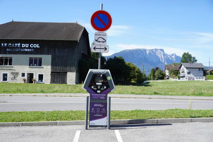 Borne de recharge de véhicule électrique