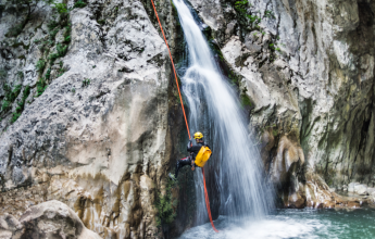 Sortie encadrée de Canyoning : Plus qu’une rando, une cascade d’émotions !