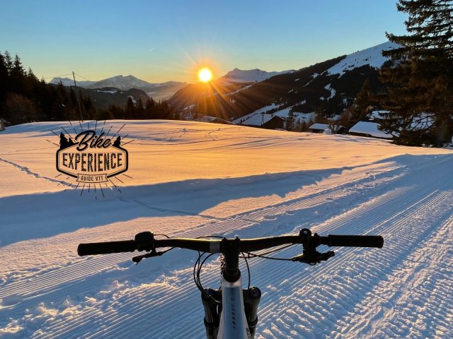 Sortie VTT électrique sur neige nocturne avec restaurant