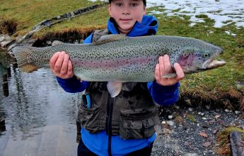 Pêche dans le lac bleu en hiver