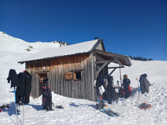 Journée Raquettes avec fondue Suisse en chalet privé_Morillon