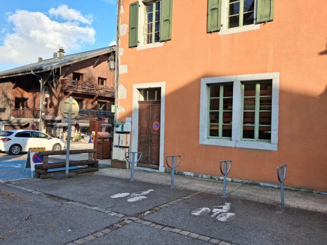 Attache vélo de la mairie_Morillon