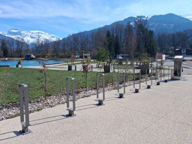 Attaches vélo et borne de services du Lac Bleu – Plage_Morillon