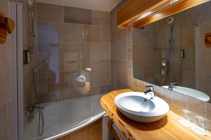 Salle de bain chambre twin bâtiment annexe